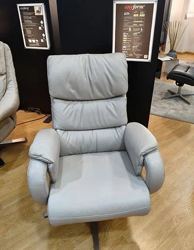 Sillón relax eléctrico en piel Cosyform Himolla.