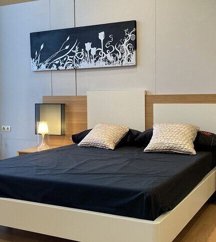 Dormitorio de matrimonio chapa natural con acabado bisel.