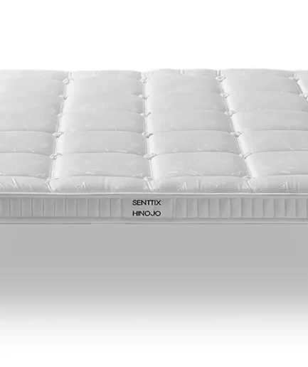 Topper Hinojo de Senttix colocado sobre un colchón para mejorar la comodidad y el descanso.