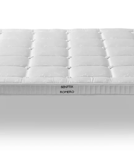 Topper Romero de Senttix sobre colchón, ofreciendo confort y soporte adicional para un descanso óptimo.