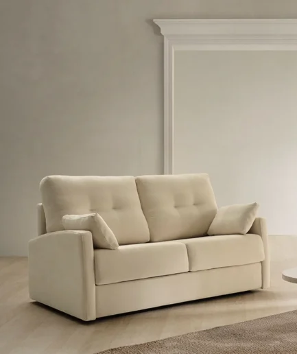 Sofá cama Dana de Mopal en salón moderno, con apertura fácil y colchón cómodo para descanso diario o invitados.