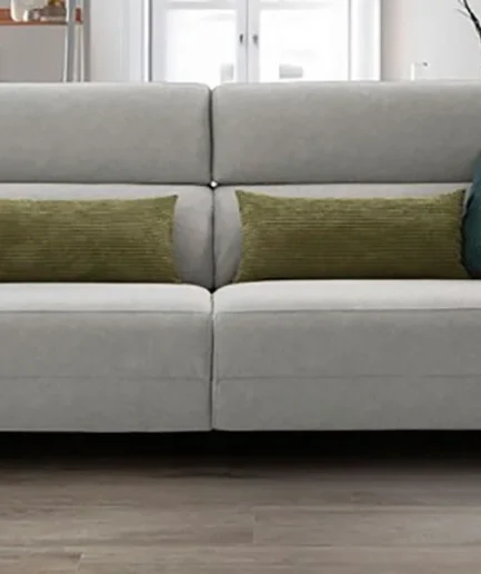 Sofá modular con chaiselongue, sistema relax motorizado, cabezales reclinables y patas metálicas negras, tapizado moderno y diseño confortable.