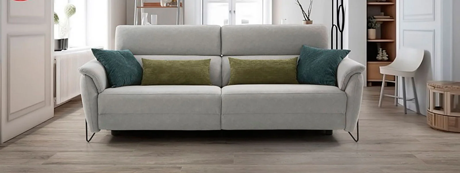 sofá-relax-cardio-estela-pata alta-eléctricomayor tapizados-abatible-cabezal-muebles sagunto-muebles valencia Sofá modular con chaiselongue, sistema relax motorizado, cabezales reclinables y patas metálicas negras, tapizado moderno y diseño confortable.