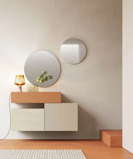 Recibidor colgado Verge en pared, con ganchos y estantes para organizar llaves, bolsos y accesorios en la entrada del hogar.