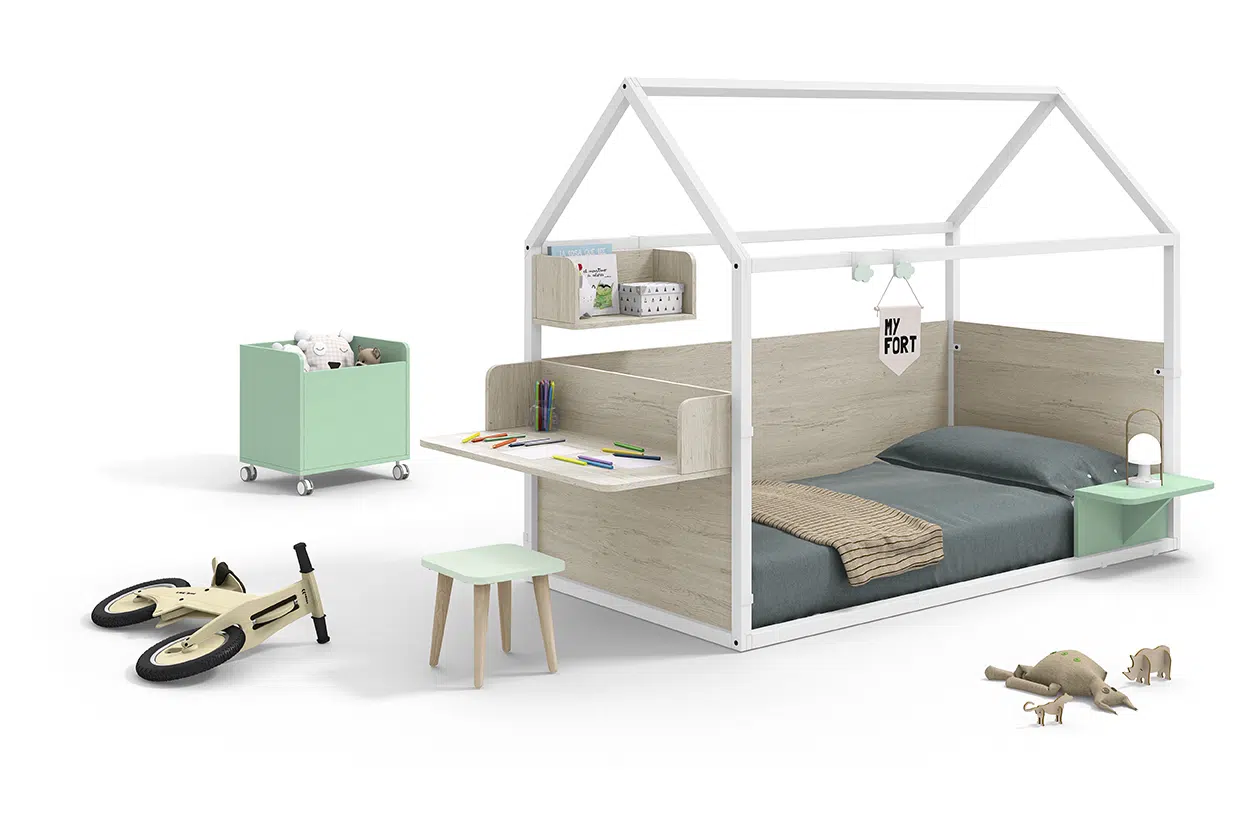 0588-Ros-Mini-001-a.jpg Cama casita Montessori infantil con escritorio lateral, pizarra y paneles personalizables, ideal para jugar y dibujar