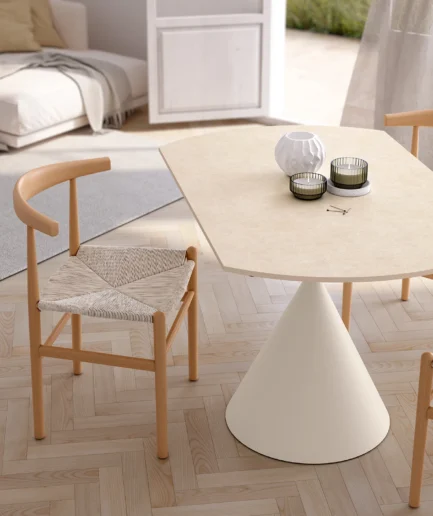 Mesa redonda extensible Loira con tablero porcelánico color arena y base metálica marfil, abierta para 6-8 personas en comedor moderno.