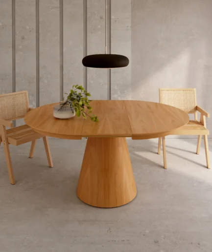 Mesa redonda extensible modelo Namib en roble natural, con base cónica de madera y diseño moderno para comedor interior.