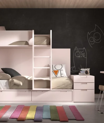 Litera juvenil con cama inferior y superior en color rosa claro, con cajones de almacenamiento integrados, escalera lateral y mesita, en dormitorio moderno con escritorio y decoración minimalista.