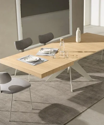 Mesa extensible CONDOR con tapa de madera y pie central metálico, extensible hasta 3 metros.
