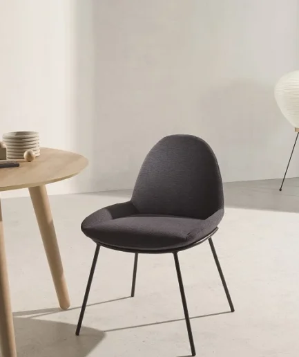 Silla de comedor Llido de Pemi con estructura metálica lacada y asiento y respaldo tapizados de diseño contemporáneo.