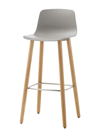 Colección de taburetes y silla de polipropileno con bases en roble, acero de cuatro patas y trineo