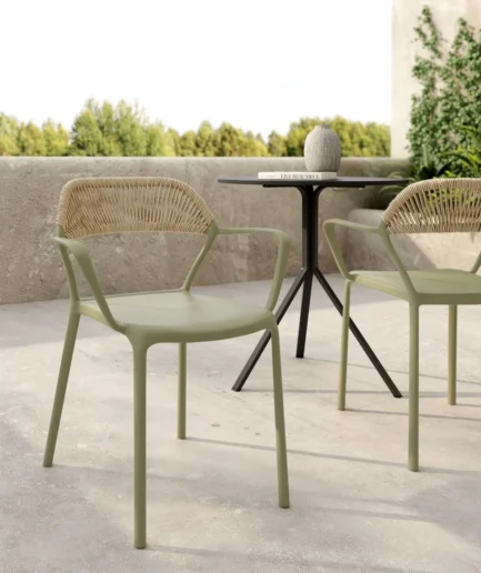 Silla Amalfi verde tiza con respaldo de cuerda sintética y reposabrazos, diseño moderno apilable para exterior.