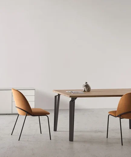 Mesa de comedor Arco con tapa de madera (roble, haya o melamina) y patas metálicas geométricas en estilo industrial.