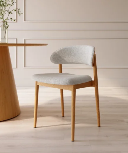 Silla de comedor tapizada en color nácar con estructura de madera de roble natural, estilo moderno y elegante.