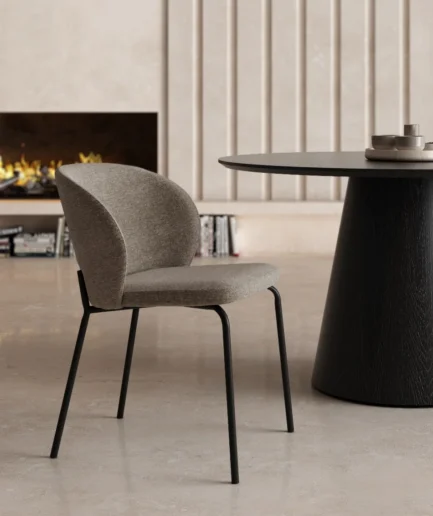 Silla Bergen tapizada en marrón con patas metálicas negras y diseño moderno para comedor.