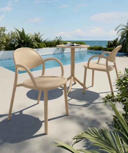 Silla de polipropileno color arena con diseño ergonómico y apilable, apta para terraza, jardín o interior