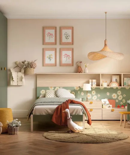 Dormitorio juvenil con cabecero estampado CRAZY PRINT, mesita personalizada, armario con zapatero y decoración estilo cottagecore.