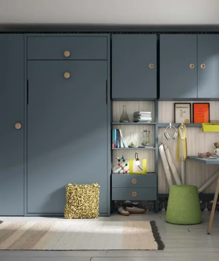 Habitación juvenil estilo science core con cama abatible vertical 90×190, estanterías integradas, cabecero tapizado y luz LED, junto a escritorio y complementos personalizables.