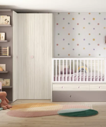 Habitación infantil con cuna convertible 140×70 que se transforma en cama compacta, con colores malva, papel pintado Arco Iris y complementos a juego