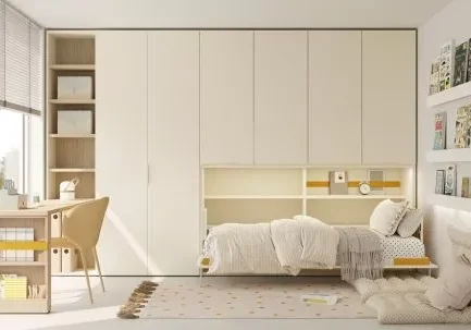 Dormitorio juvenil con cama abatible con tiradores convertibles en patas, armario superior de puertas plegables, estanterías laterales y escritorio modular en colores Ivory y Frida.