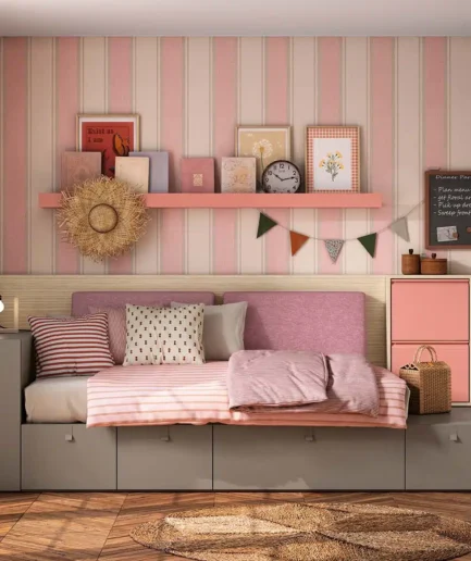 Habitación juvenil estilo cottagecore con cama modular con cajones, escritorio extraíble, arcón, estantería y zapatero colgado, decorada con papel de pared y complementos florales.