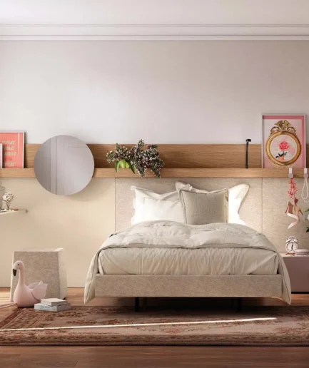 Cama juvenil tapizada de 135 con cabecero a juego, estantería y decoración estilo royalcore en dormitorio moderno.