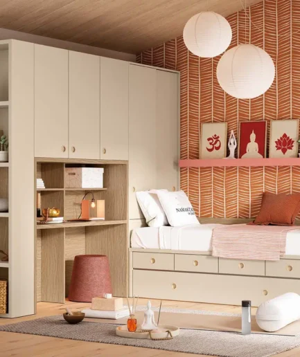Habitación juvenil estilo zen con cama nido con cajones, armario a medida, escritorio y decoración moderna en tonos suaves.