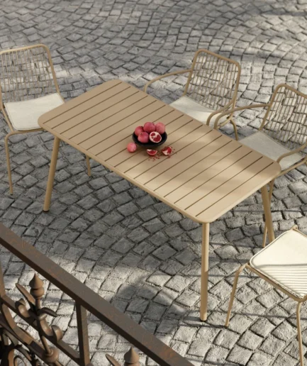Mesa de exterior Honolulu en metal color arena 140x70 cm en terraza moderna, diseño minimalista para 4 personas.
