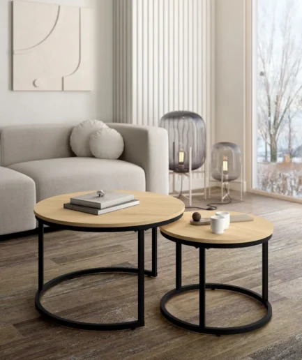 Conjunto de dos mesas auxiliares redondas de 70 y 50 cm con sobre efecto roble natural y base metálica negra.