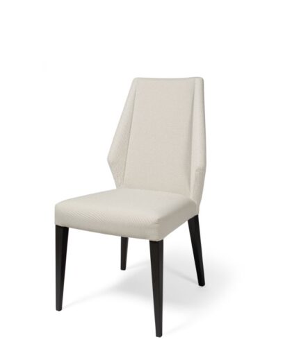 Silla tapizada Milán con respaldo de orejeras, patas de madera o metal y tapizado de alta calidad, diseño elegante y confortable.