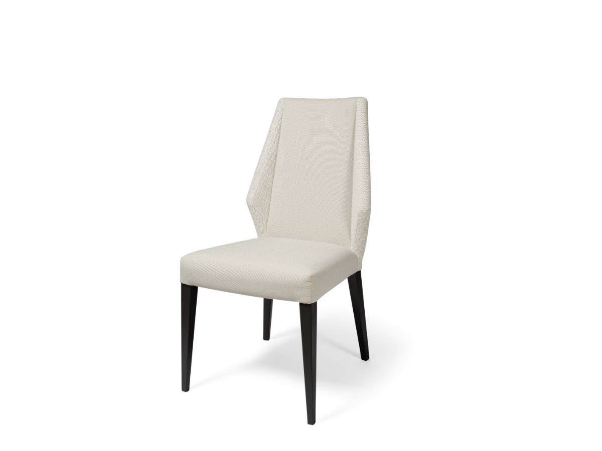 jcalvo-sillas-Milan Silla tapizada Milán con respaldo de orejeras, patas de madera o metal y tapizado de alta calidad, diseño elegante y confortable.
