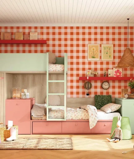 Litera juvenil estilo cottagecore con armario y dos escritorios extraíbles, ropa de cama Liberty, cojines FOFO y decoración de cuadros y papel de pared.