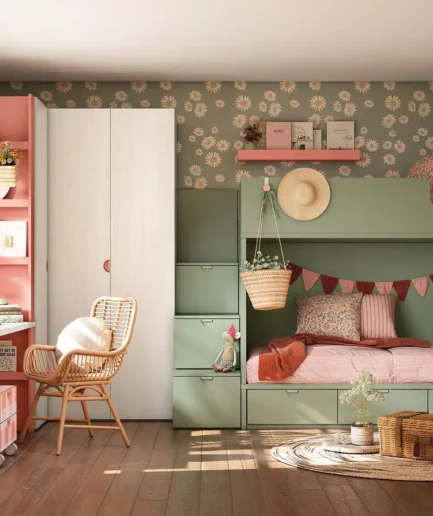 Litera juvenil estilo cottagecore con escalera de cajones, armario rincón y módulo con impresión digital Crazy Print en color rubí, con escritorio incorporado.