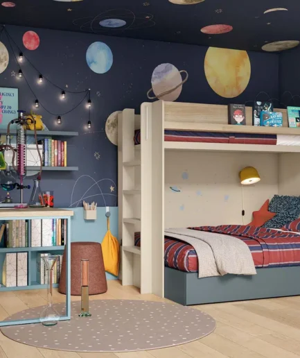 Litera juvenil con cama superior de 90 y cama inferior de 135, escritorio compartido, estanterías y mural de planetas en dormitorio infantil moderno.