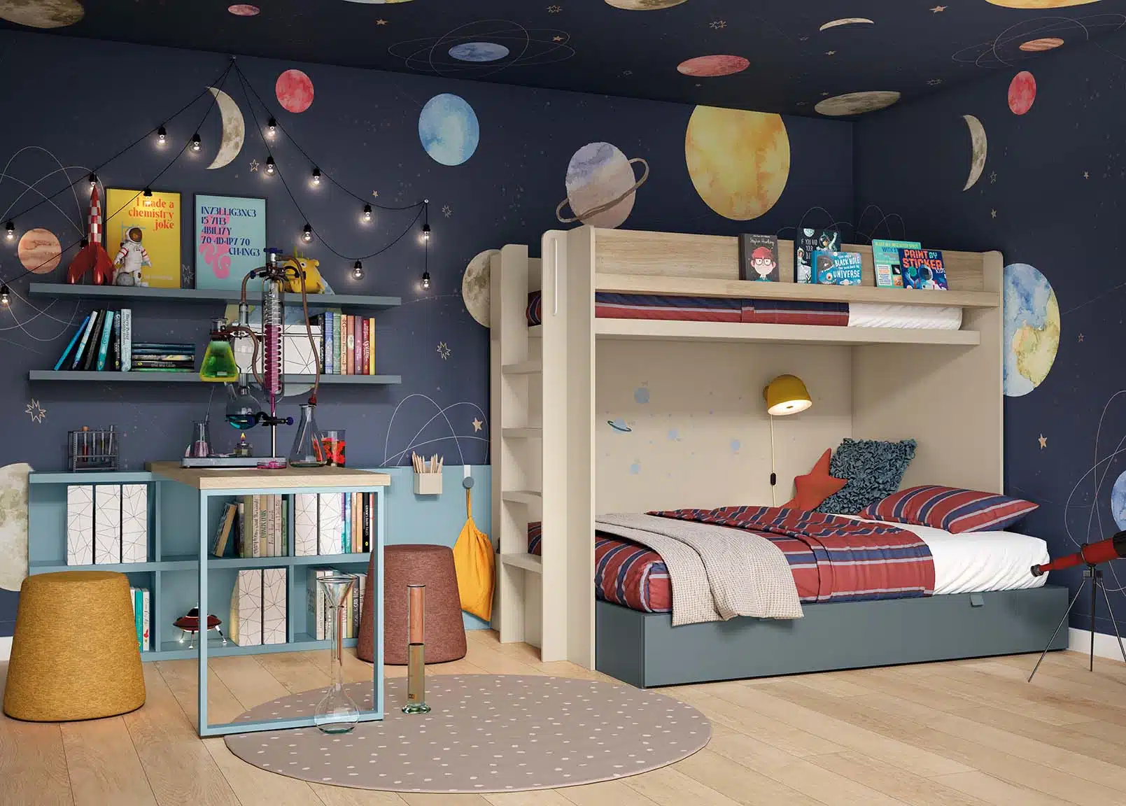 litera-con-cama-de-135.jpg Litera juvenil con cama superior de 90 y cama inferior de 135, escritorio compartido, estanterías y mural de planetas en dormitorio infantil moderno.