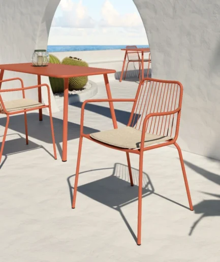 Silla de metal color teja con cojín desenfundable, diseño moderno apilable para comedor, salón o exterior.