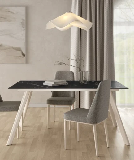 Mesa de comedor modelo Oman con tablero porcelánico efecto mármol marquina y patas metálicas color marfil, diseño moderno y elegante.