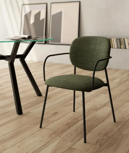 Silla Osaka tapizada en verde con respaldo curvado, reposabrazos y patas metálicas negras en estilo moderno.