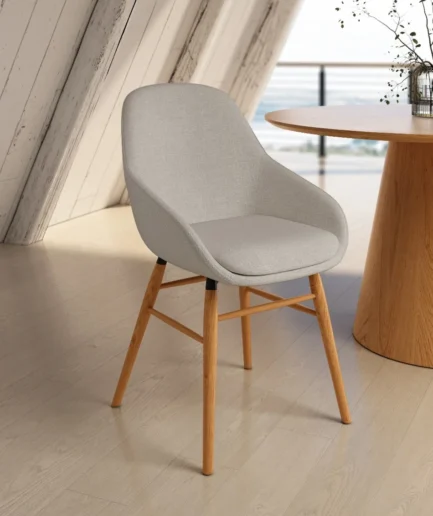 Silla Ottawa tapizada en color perla con patas de madera de roble en estilo moderno.