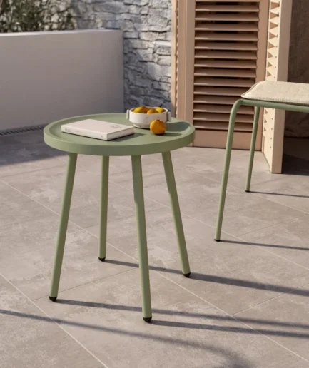 Mesa auxiliar redonda verde tiza de 40 cm con sobre de polipropileno y patas metálicas, apta para interior y exterior.