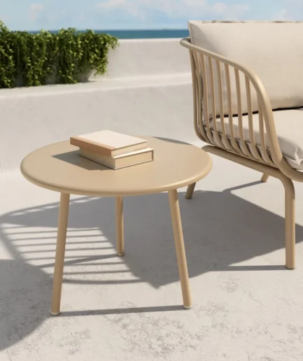 Mesa auxiliar redonda de 80 cm en roble negro con pata metálica color marfil y patas regulables, estilo moderno.