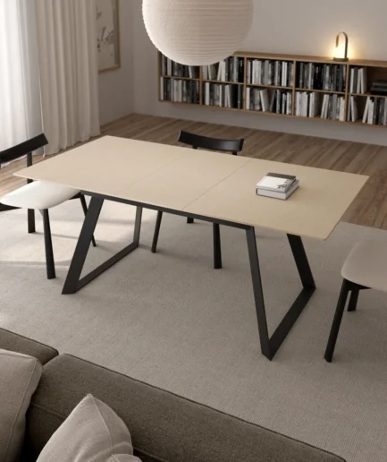 Mesa de comedor extensible modelo Saona en color arena con tablero cerámico y estructura metálica negra, diseño moderno para interiores.