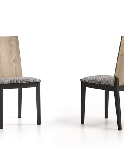 Silla Sira de Pemi con respaldo de melamina, estructura de madera de haya y asiento tapizado, diseño moderno y resistente.