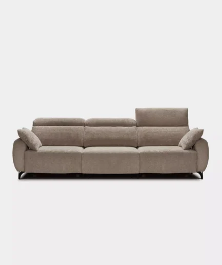 Sofá deslizante Sistema Forte Solio con mecanismo eléctrico que reclina el respaldo y extiende el asiento, tapizado en tejido moderno color tierra con patas metálicas altas.