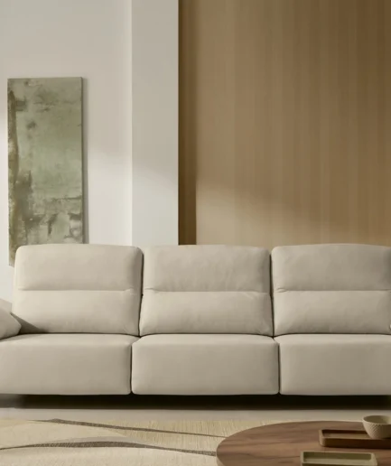 Sofá Valencia moderno con asientos de muelles ensacados, estructura resistente y patas en cromo negro