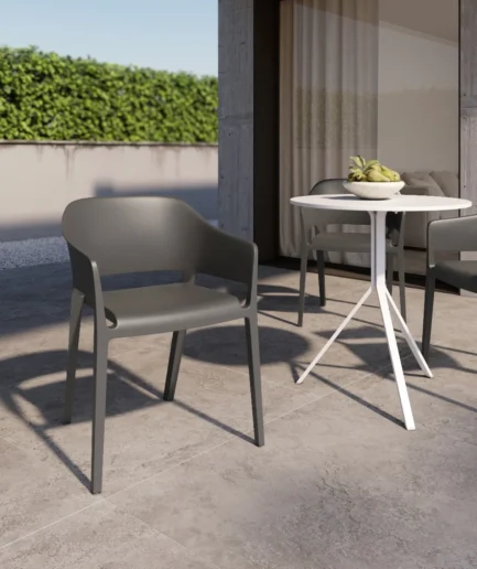 Silla Valeta de polipropileno color arena con reposabrazos, diseño moderno apilable para interior y exterior.