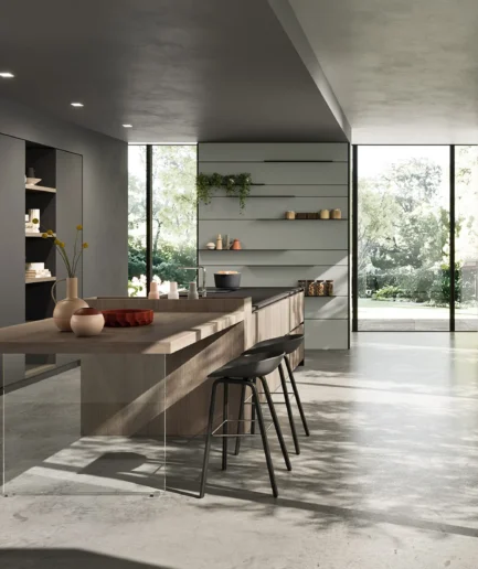 Cocina moderna SYSTEM con muebles en Rovere Moresco, columnas Grafite mate, boiserie Salvia y encimera de cuarzo Grigio 515.