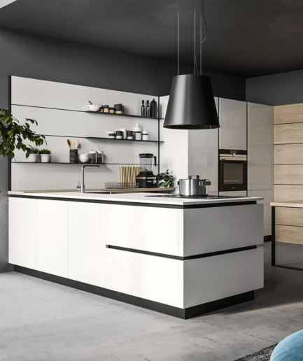 Cocina moderna SYSTEM con muebles blancos brillantes, detalles negros, boiserie en acabado Paglia y encimera de cuarzo Bianco Assoluto.