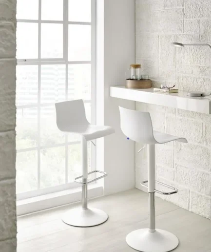 Taburete de gas Nico con estructura metálica y asiento acolchado en polipiel, disponible en blanco o negro mate, de estilo moderno y altura regulable.