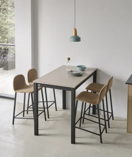 Silla alta moderna con estructura metálica, patas inclinadas, asiento tapizado cuadrado y múltiples acabados y colores personalizables.